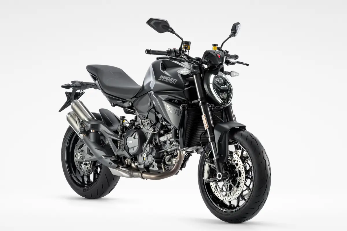 Ducati Monster Dark 2027 vista en tres cuartos delantero sobre fondo blanco