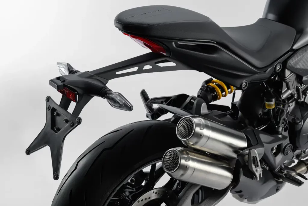 Detalle de los escapes y la zona trasera de la Ducati Monster Dark