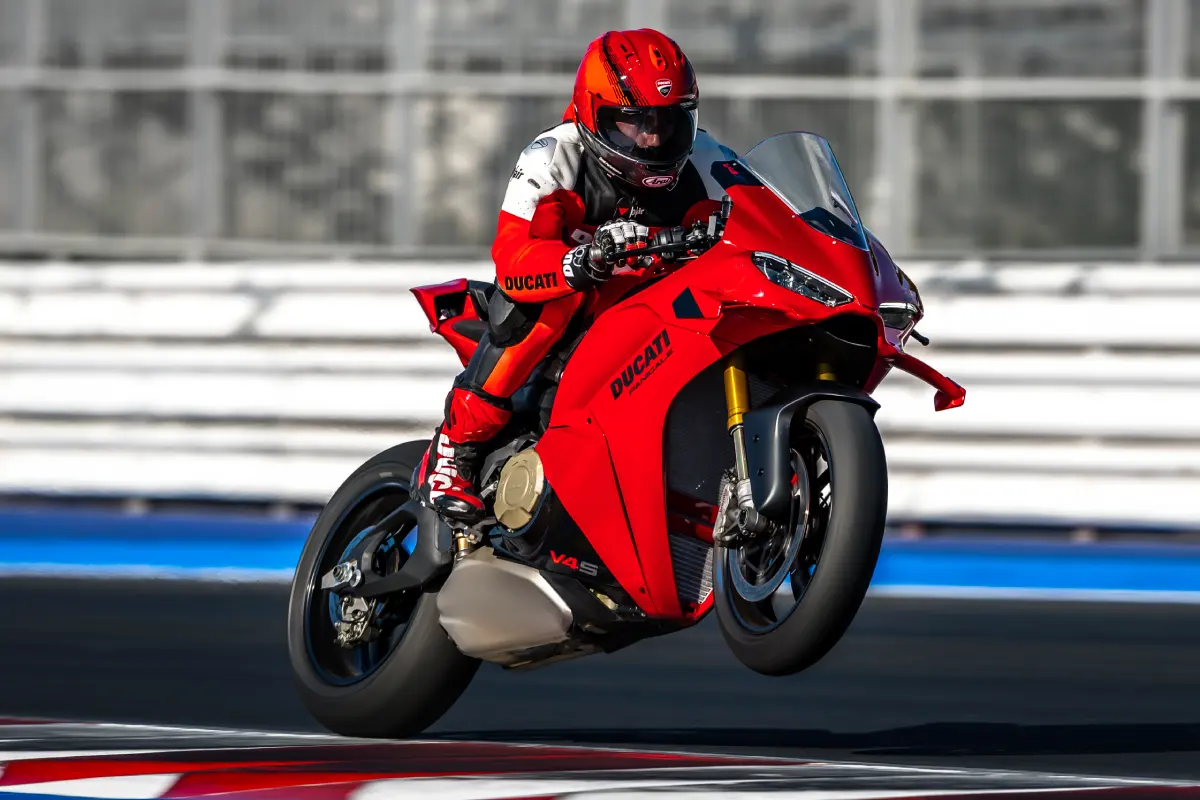 Ducati aprieta todos los tornillos de la Panigale V4 2027 y desata una superbike brutal 1 Ducati Panigale V4 S 2027 levantando la rueda delantera durante una aceleración