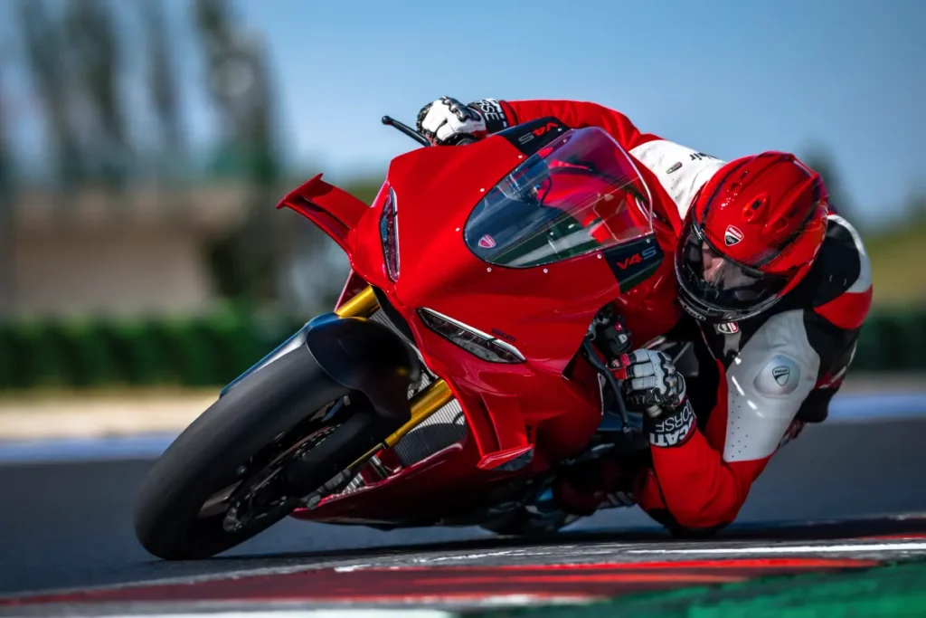 Ducati Panigale V4 S 2027 inclinada al máximo durante una vuelta en circuito