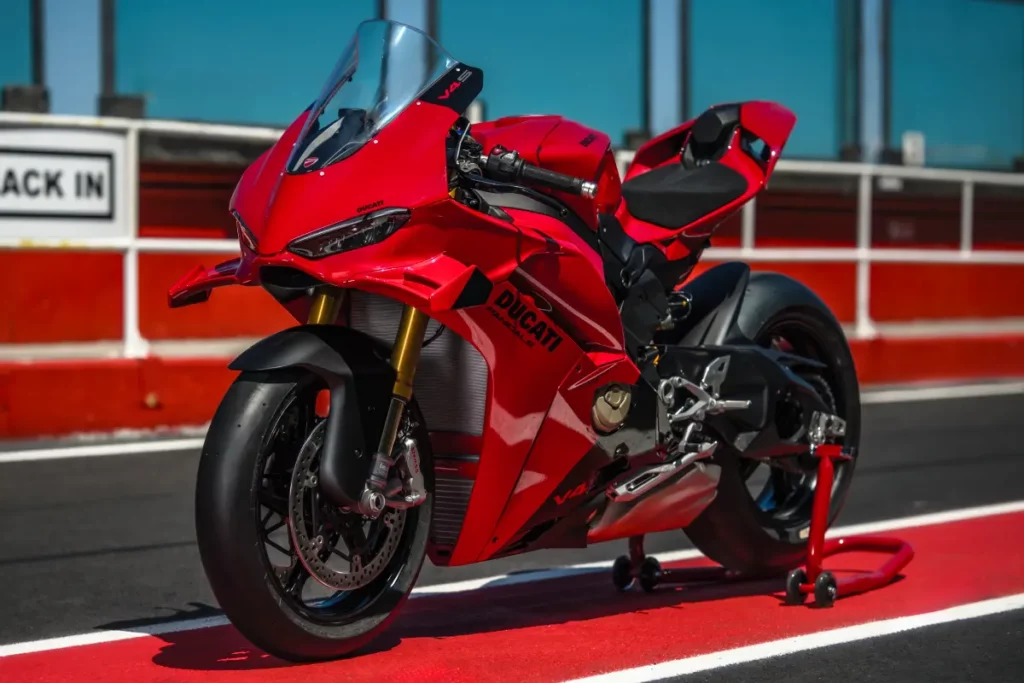 Ducati Panigale V4 S 2027 roja estacionada en el pit lane
