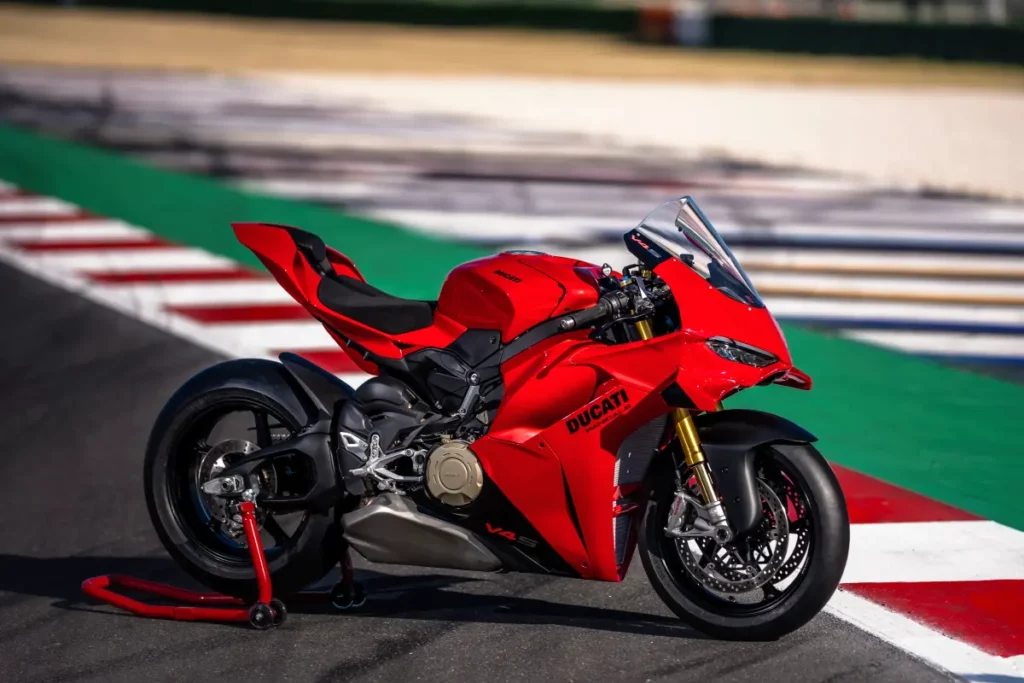 Ducati Panigale V4 S 2027 vista lateralmente sobre el circuito
