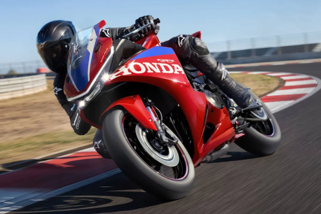 Honda se pasa a las súper deportivas de 500 con 4 cilindros: así es la nueva Honda CBR500R Four 2 Honda CBR500R FOUR 2027 inclinada durante una vuelta en circuito
