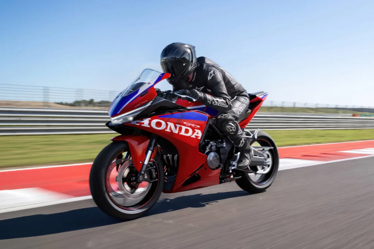 Honda se pasa a las súper deportivas de 500 con 4 cilindros: así es la nueva Honda CBR500R Four