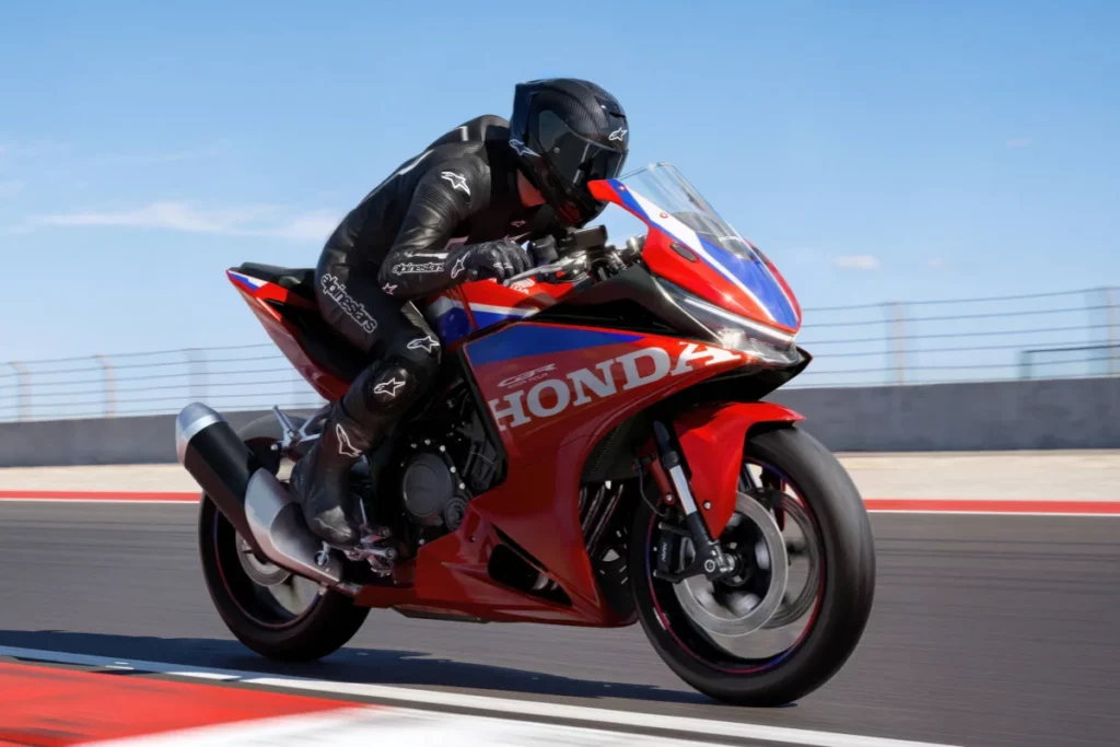 Honda se pasa a las súper deportivas de 500 con 4 cilindros: así es la nueva Honda CBR500R Four 3 Honda CBR500R FOUR 2027 durante una conducción deportiva sobre circuito