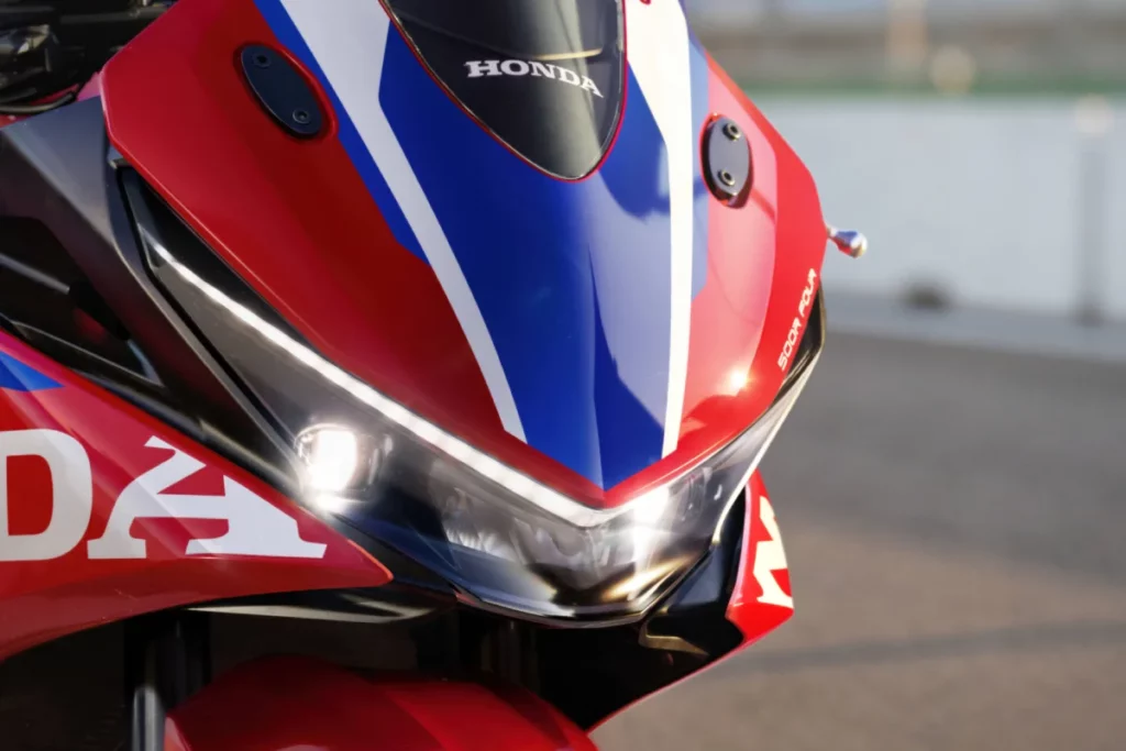 Honda se pasa a las súper deportivas de 500 con 4 cilindros: así es la nueva Honda CBR500R Four 4 Frontal de la Honda CBR500R FOUR 2027 con su doble iluminación LED
