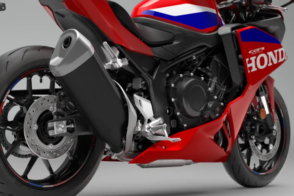Honda se pasa a las súper deportivas de 500 con 4 cilindros: así es la nueva Honda CBR500R Four 7 Detalle del motor y sistema de escape de la Honda CBR500R FOUR 2027