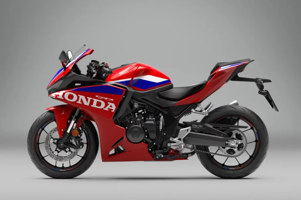 Honda se pasa a las súper deportivas de 500 con 4 cilindros: así es la nueva Honda CBR500R Four 5 Honda CBR500R FOUR 2027 en color Ignition Red vista completamente de perfil