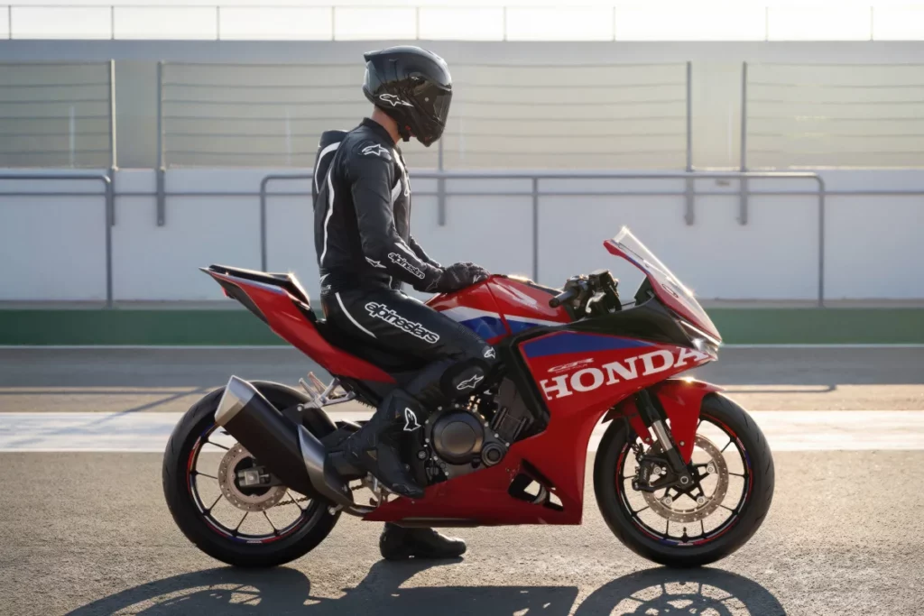 Honda se pasa a las súper deportivas de 500 con 4 cilindros: así es la nueva Honda CBR500R Four 6 Honda CBR500R FOUR 2027 con un usuario sentado sobre la moto