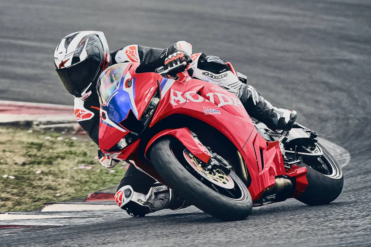 La Honda CBR600RR 2027 roba los frenos de la Fireblade y esconde mejor sus alas 3 La Honda CBR600RR 2027 roba los frenos de la Fireblade y esconde mejor sus alas