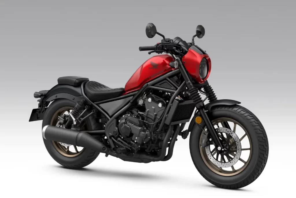 Honda Rebel 500 2027 en color Candy Rosy Red con llantas de acabado bronce