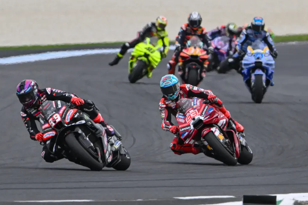 Jorge Martín rodando junto a Marc Márquez durante el Sprint de Australia
