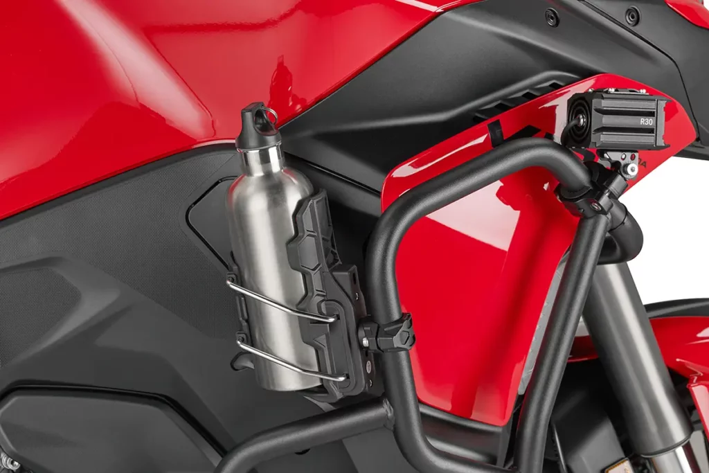 No todo son maletas, KAPPA tiene 8 pequeños accesorios que te pueden ayudar mucho 5 Portabotellas KAPPA KBH50 instalado sobre las defensas laterales de una moto