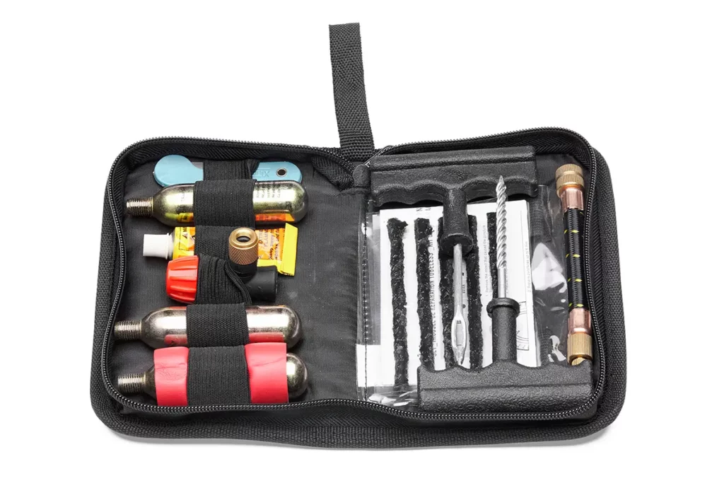 No todo son maletas, KAPPA tiene 8 pequeños accesorios que te pueden ayudar mucho 4 Kit KAPPA KS450 para reparar pinchazos en neumáticos tubeless de moto