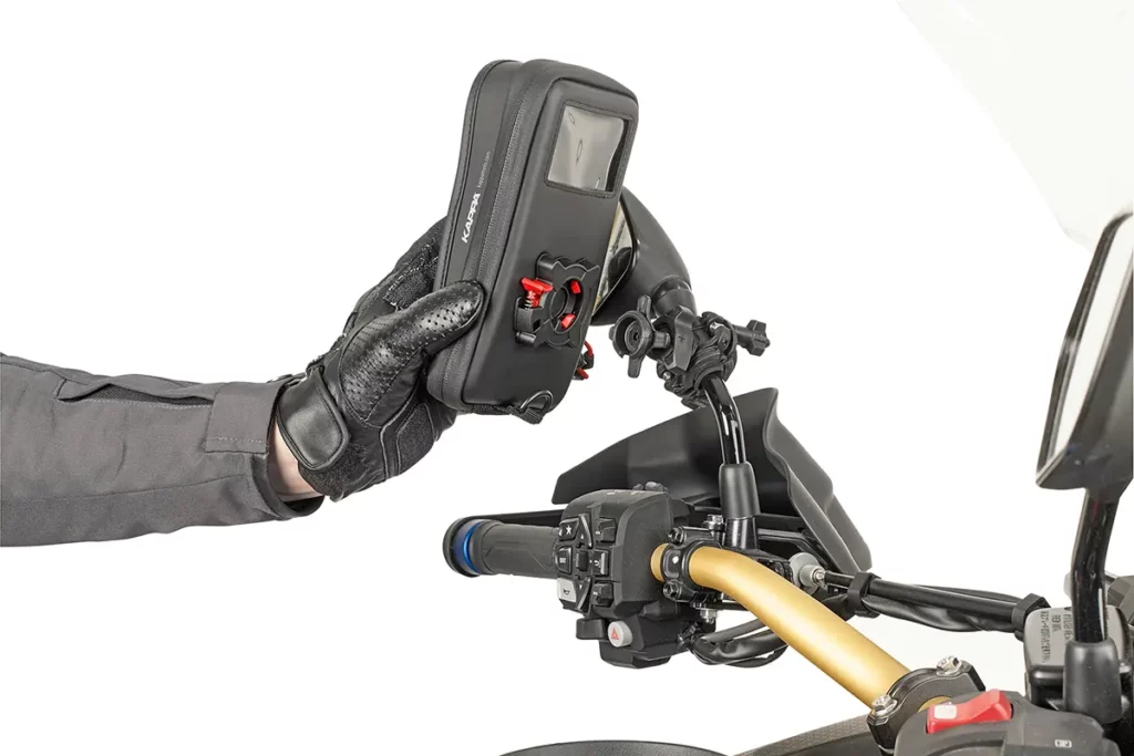 No todo son maletas, KAPPA tiene 8 pequeños accesorios que te pueden ayudar mucho 2 Soporte impermeable KAPPA para smartphone instalado sobre el manillar de una moto