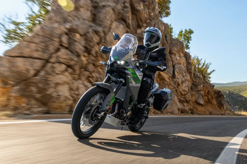 Así es la KLE650, la nueva adventure de media cilindrada de Kawasaki 2 Kawasaki KLE650 equipada con maletas laterales circulando por una carretera de montaña