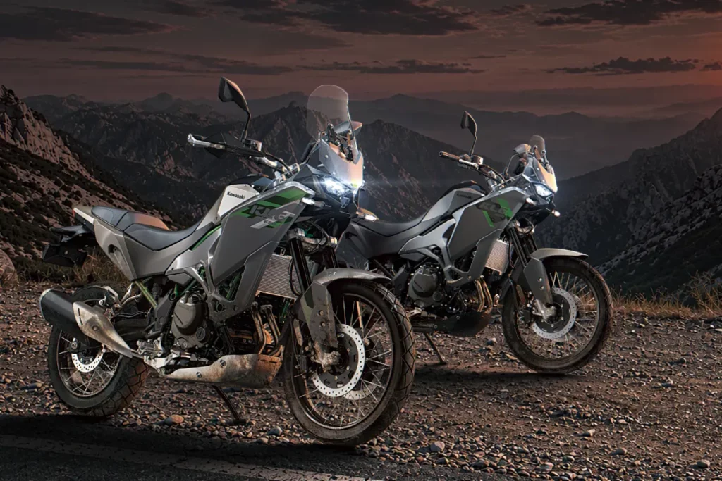 Así es la KLE650, la nueva adventure de media cilindrada de Kawasaki 5 Dos Kawasaki KLE650 2027 estacionadas en un paisaje de montaña