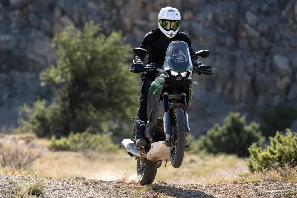 Así es la KLE650, la nueva adventure de media cilindrada de Kawasaki 3 Kawasaki KLE650 SE circulando fuera del asfalto sobre una pista de tierra