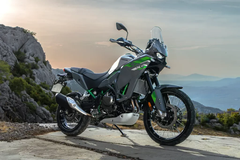 Así es la KLE650, la nueva adventure de media cilindrada de Kawasaki 4 Kawasaki KLE650 SE 2027 estacionada en una zona de montaña