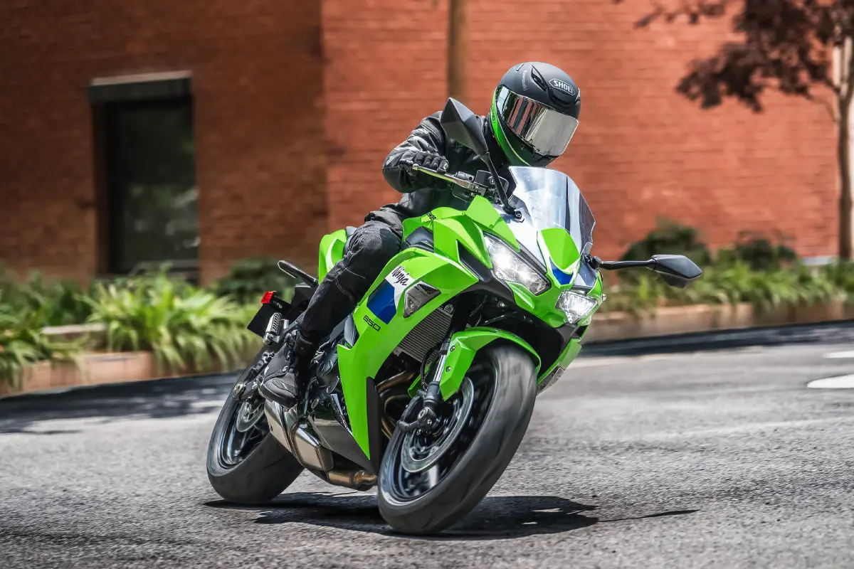 Kawasaki Ninja 650 2027 Lime Green circulando