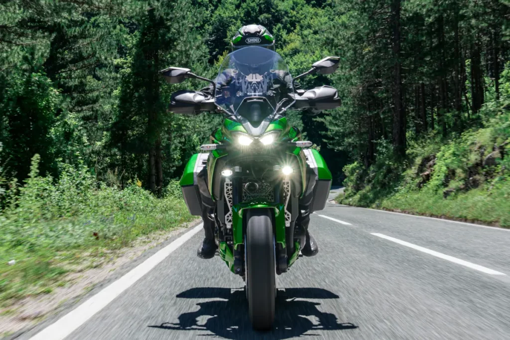 122 CV y mucha electrónica : La nueva Kawasaki Versys 900 llega más deportiva que nunca 2 Kawasaki Versys 900 2027 con maletas laterales circulando por carretera