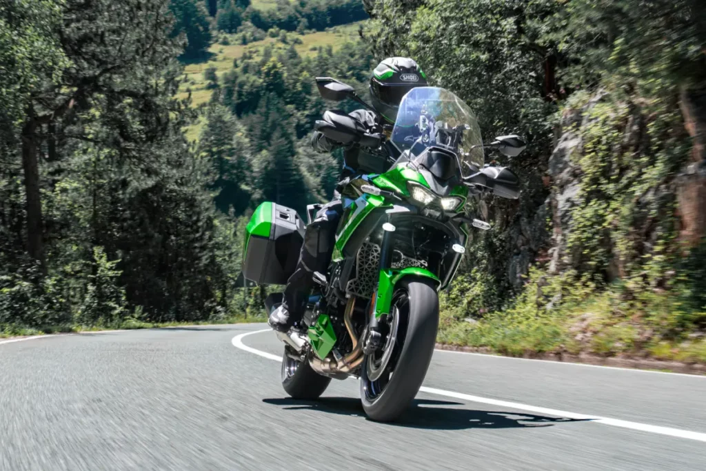 122 CV y mucha electrónica : La nueva Kawasaki Versys 900 llega más deportiva que nunca 4 Kawasaki Versys 900 2027 equipada con maletas y faros auxiliares