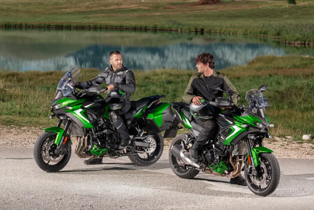 122 CV y mucha electrónica : La nueva Kawasaki Versys 900 llega más deportiva que nunca 5 Dos Kawasaki Versys 900 2027 detenidas durante una ruta