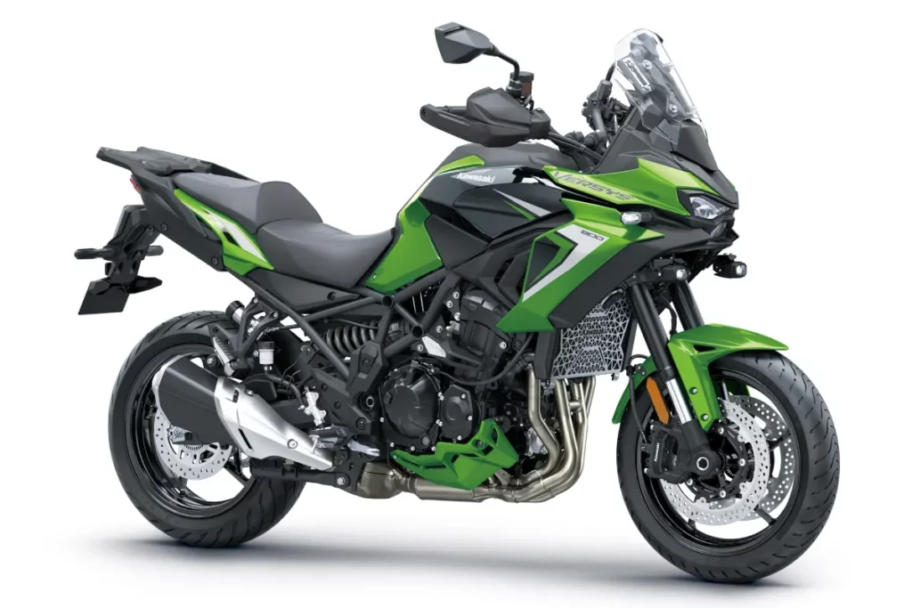 122 CV y mucha electrónica : La nueva Kawasaki Versys 900 llega más deportiva que nunca 6 Kawasaki Versys 900 SE 2027 en color verde y negro