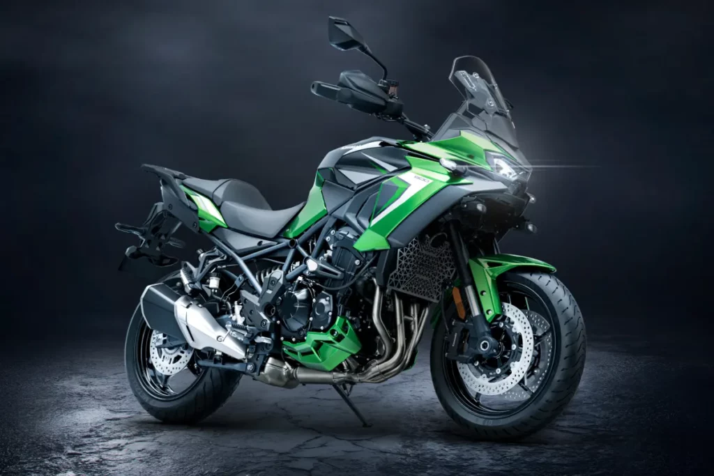 122 CV y mucha electrónica : La nueva Kawasaki Versys 900 llega más deportiva que nunca 3 Kawasaki Versys 900 SE 2027 en estudio con decoración verde