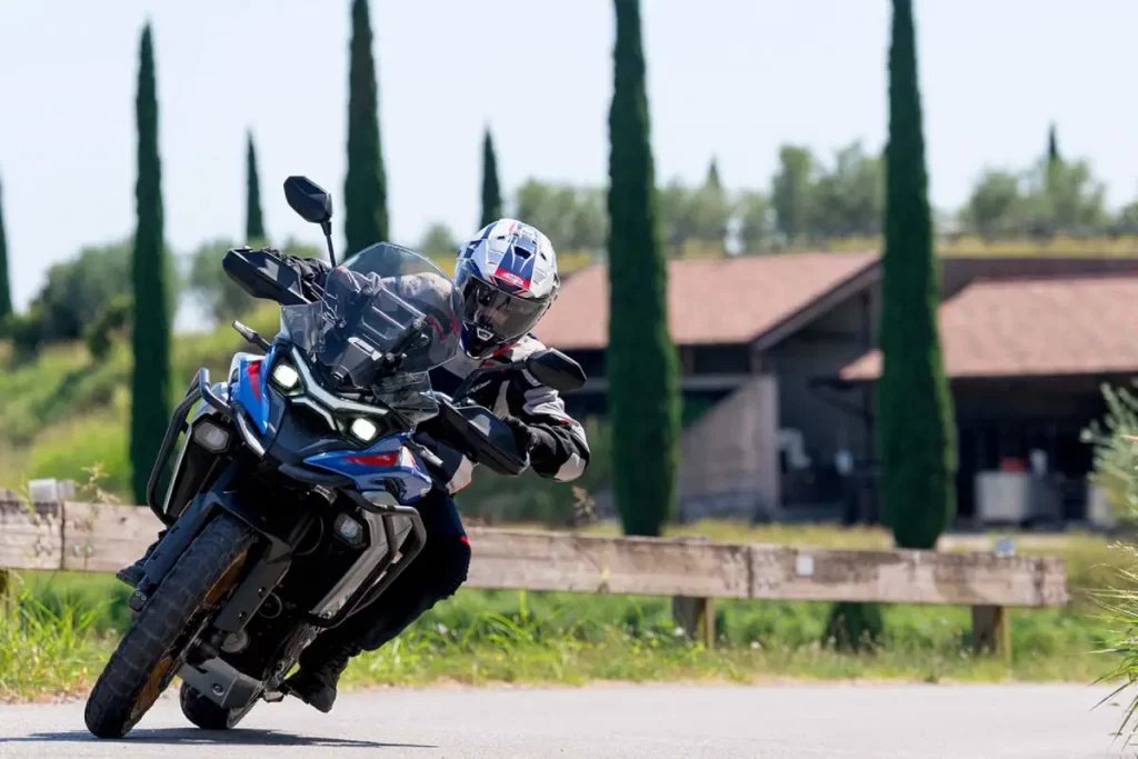 Kove 625X Pro Max inclinada durante la conducción por una carretera
