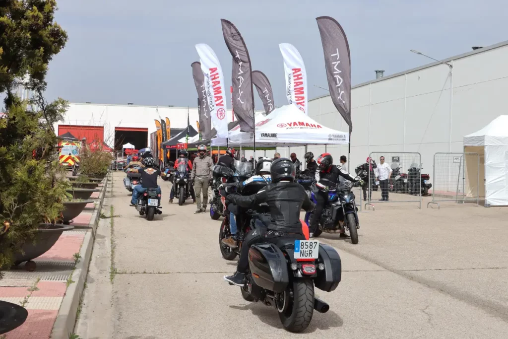 Madrid X Moto repetirá en 2027 después de reunir a casi 19.000 visitantes en su estreno 4 Participantes en moto durante una actividad exterior de Madrid X Moto