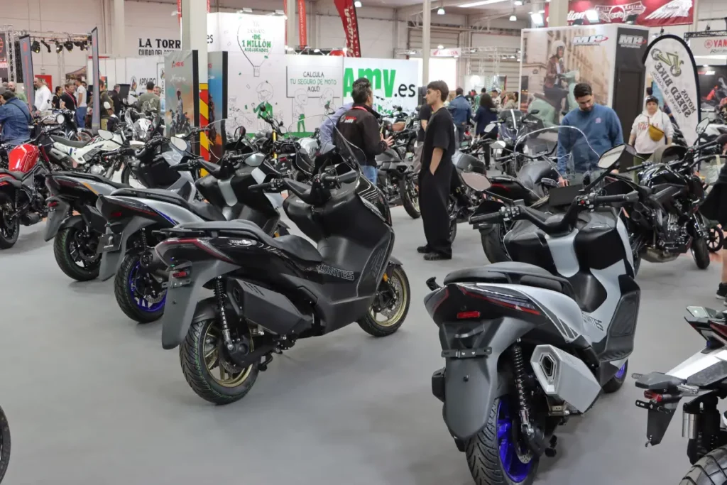 Madrid X Moto repetirá en 2027 después de reunir a casi 19.000 visitantes en su estreno 3 Zona interior de Madrid X Moto con diferentes motos y scooters expuestos