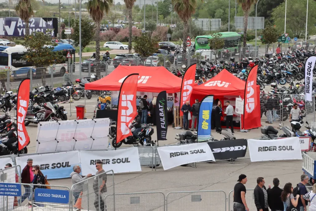 Madrid X Moto repetirá en 2027 después de reunir a casi 19.000 visitantes en su estreno 2 Zona exterior de Madrid X Moto con carpas, motos y numerosos asistentes