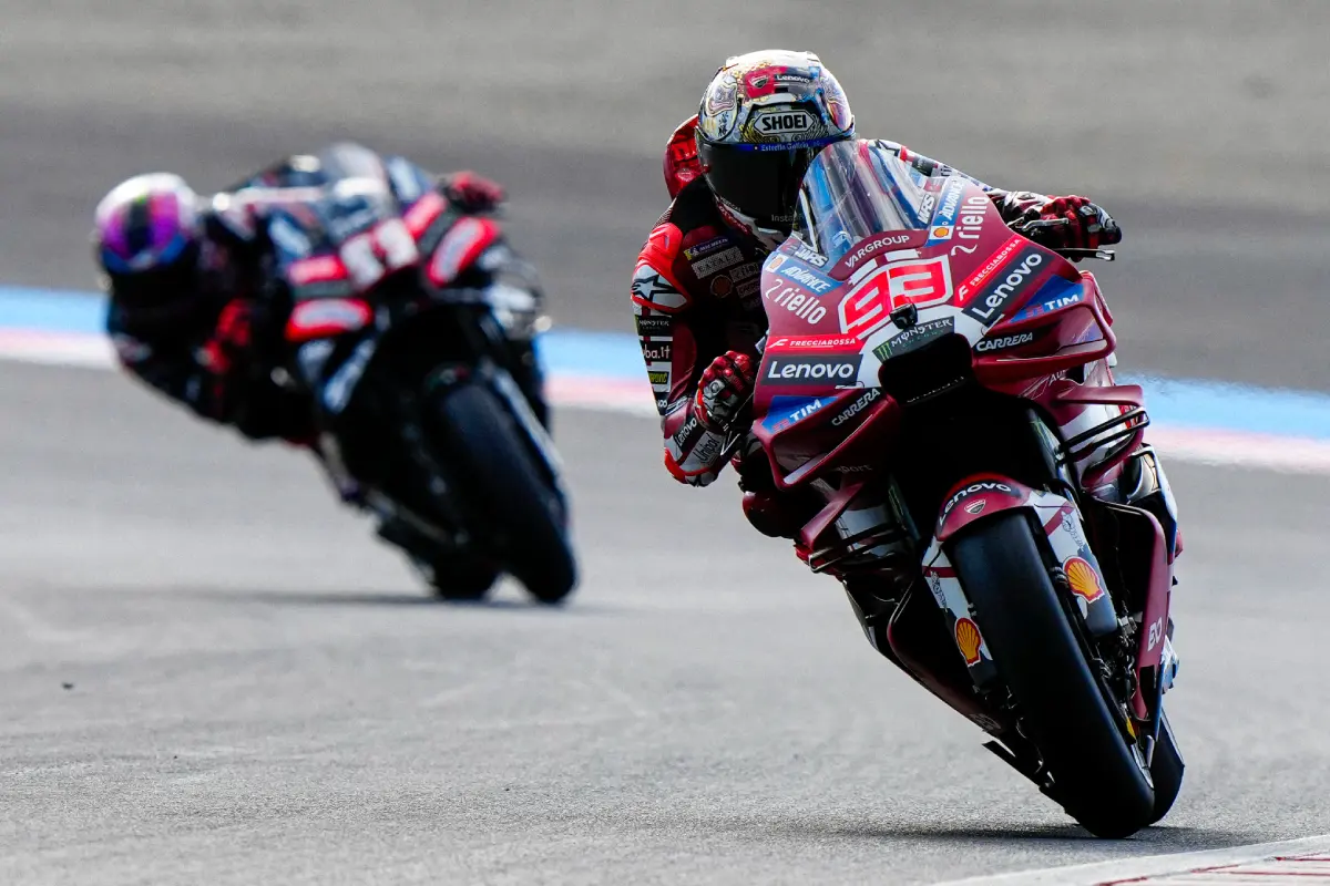 GP de Indonesia de MotoGP 2026: horarios, dónde ver las carreras y previo 1 Marc Márquez delante de Jorge Martín durante una carrera de MotoGP