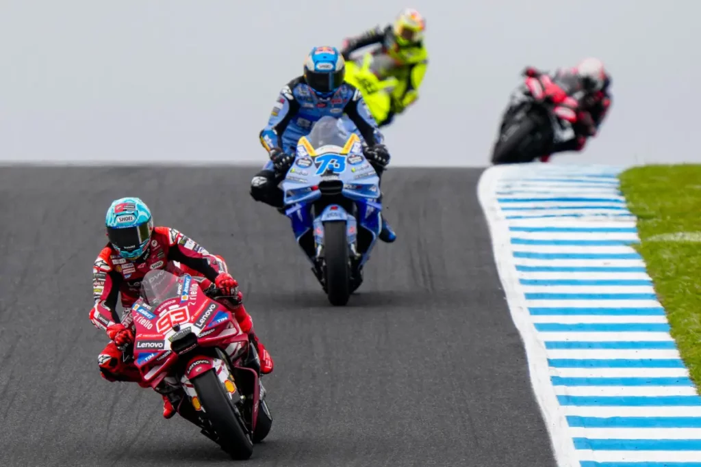 Marc Márquez liderando un grupo de MotoGP durante una carrera