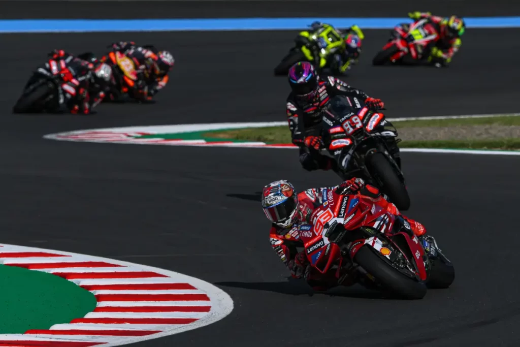 Marc Márquez golpea dos veces en Motegi y aprieta al máximo el Mundial de MotoGP 2 Marc Márquez liderando el Gran Premio de Japón de MotoGP 2026 con la Ducati