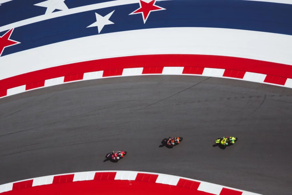 MotoGP y la Fórmula 1 se unen en un mismo fin de semana por primera vez en COTA 2 Tres MotoGP recorriendo una curva del Circuit of The Americas