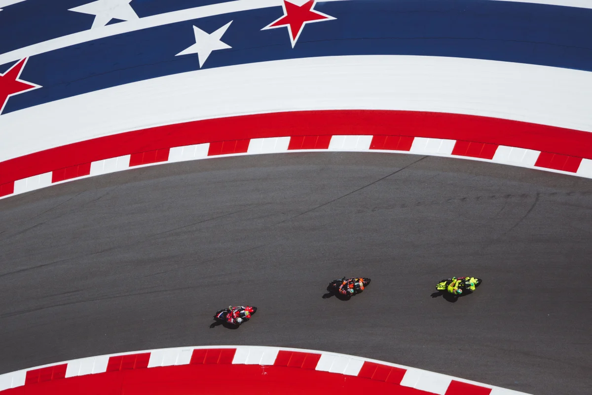 MotoGP y la Fórmula 1 se unen en un mismo fin de semana por primera vez en COTA 1 Tres MotoGP recorriendo una curva del Circuit of The Americas