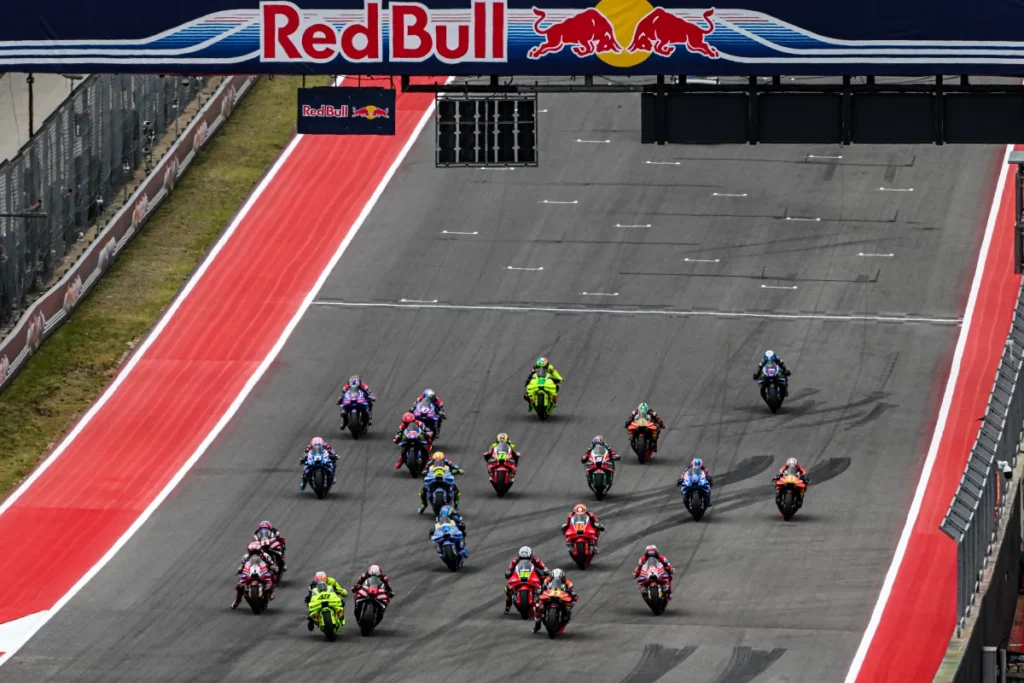 MotoGP y la Fórmula 1 se unen en un mismo fin de semana por primera vez en COTA 3 Parrilla de MotoGP acelerando tras la salida en el Circuit of The Americas