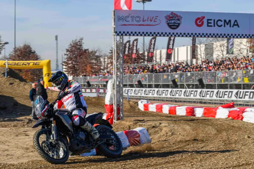Moto de competición rodando en la zona MotoLive de EICMA 2025