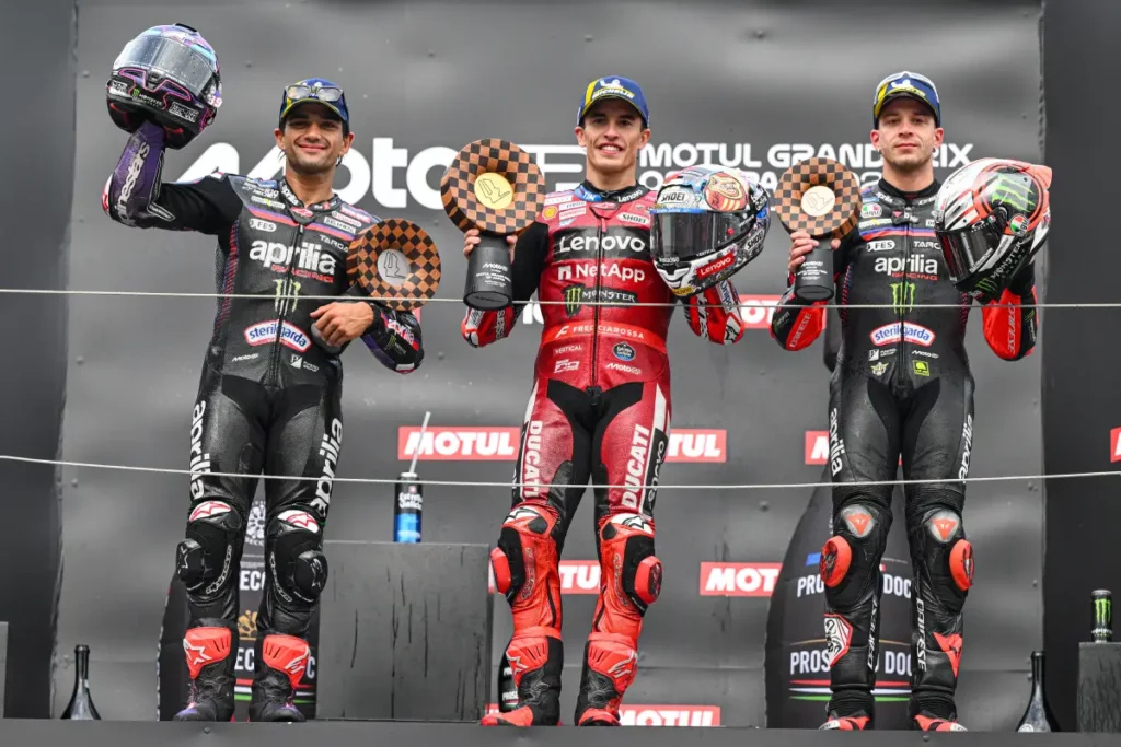 Marc Márquez golpea dos veces en Motegi y aprieta al máximo el Mundial de MotoGP 5 Marc Márquez, Jorge Martín y Marco Bezzecchi en el podio del Gran Premio de Japón de MotoGP 2026