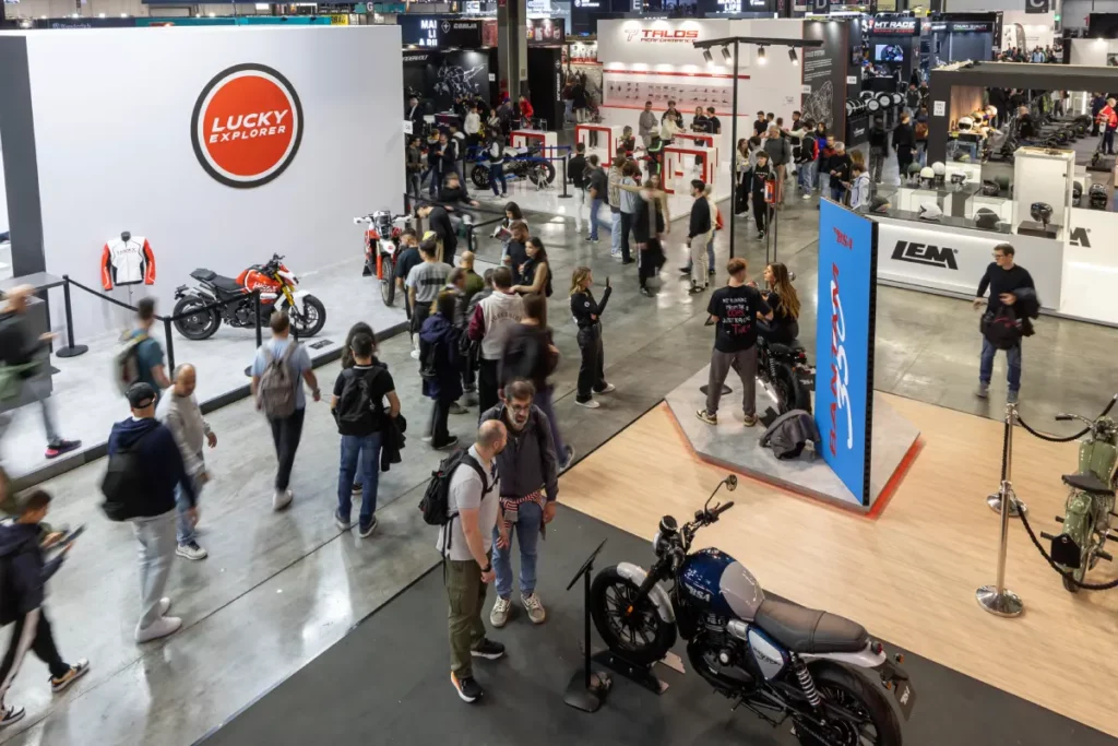 EICMA 2026 rompe su propio techo: diez pabellones y una edición que hará historia 2 Público recorriendo uno de los pabellones de EICMA 2025