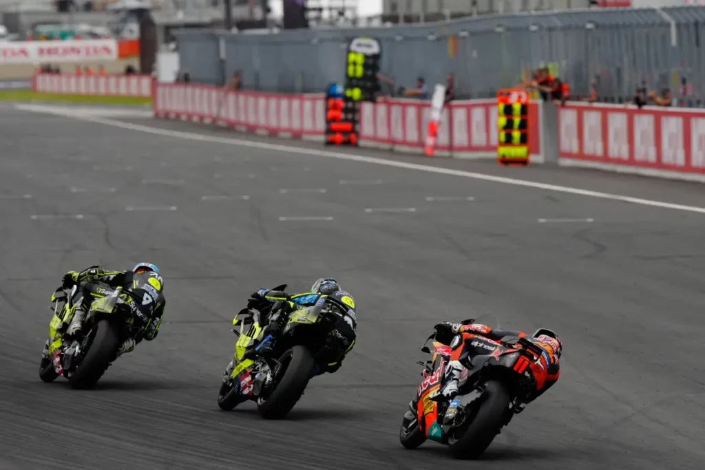 Marc Márquez golpea dos veces en Motegi y aprieta al máximo el Mundial de MotoGP 4 Raúl Fernández, Ai Ogura y Pedro Acosta luchando durante el Gran Premio de Japón de MotoGP 2026