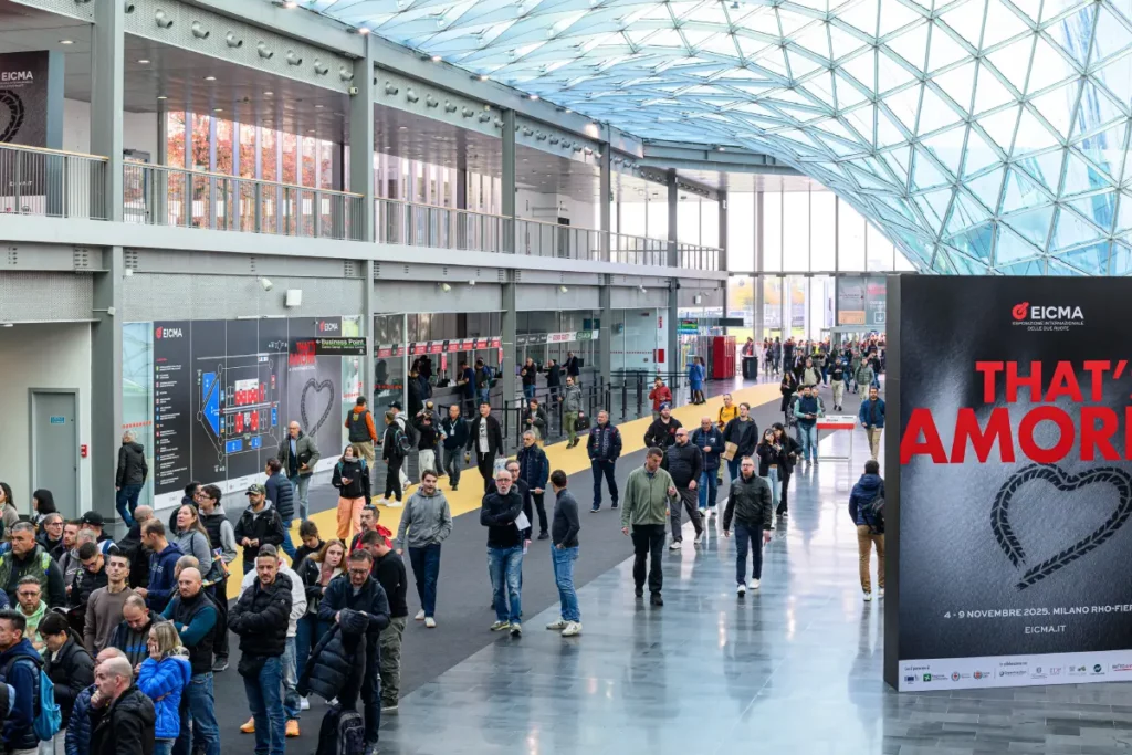 Visitantes en los accesos interiores de EICMA 2025