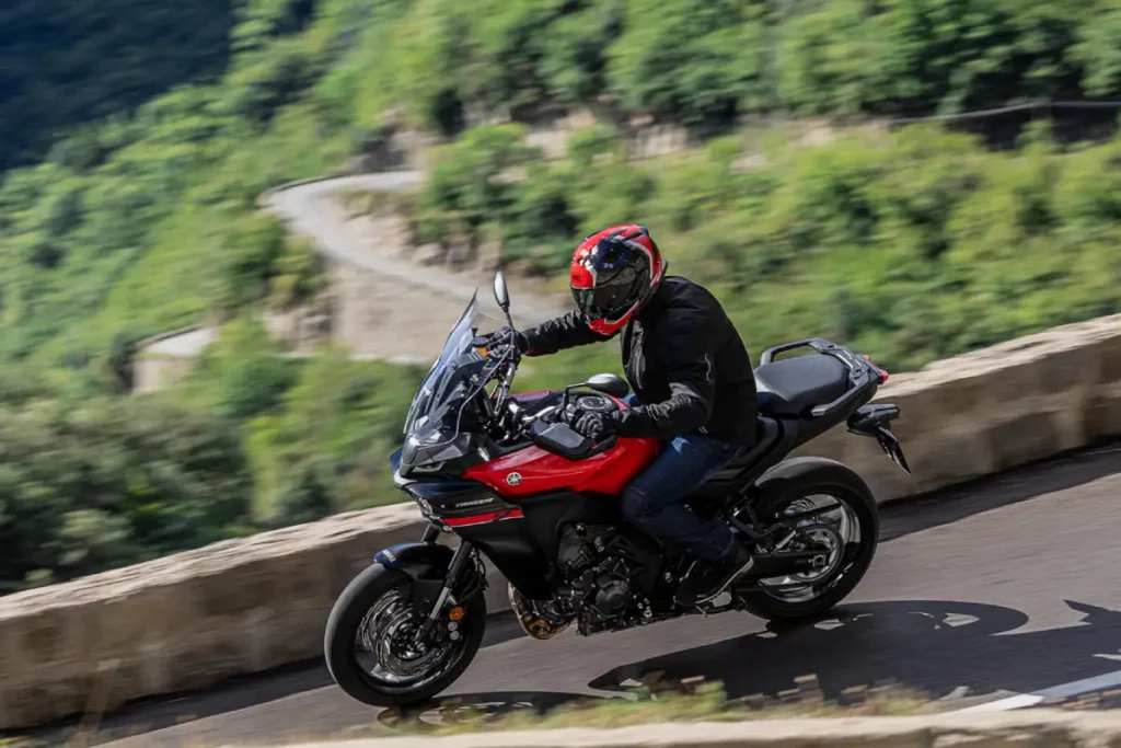 ¿Has comprado una Yamaha de segunda mano? Ahora puedes hacerle una diagnosis gratis 2 Yamaha Tracer 9 roja circulando por una carretera de montaña