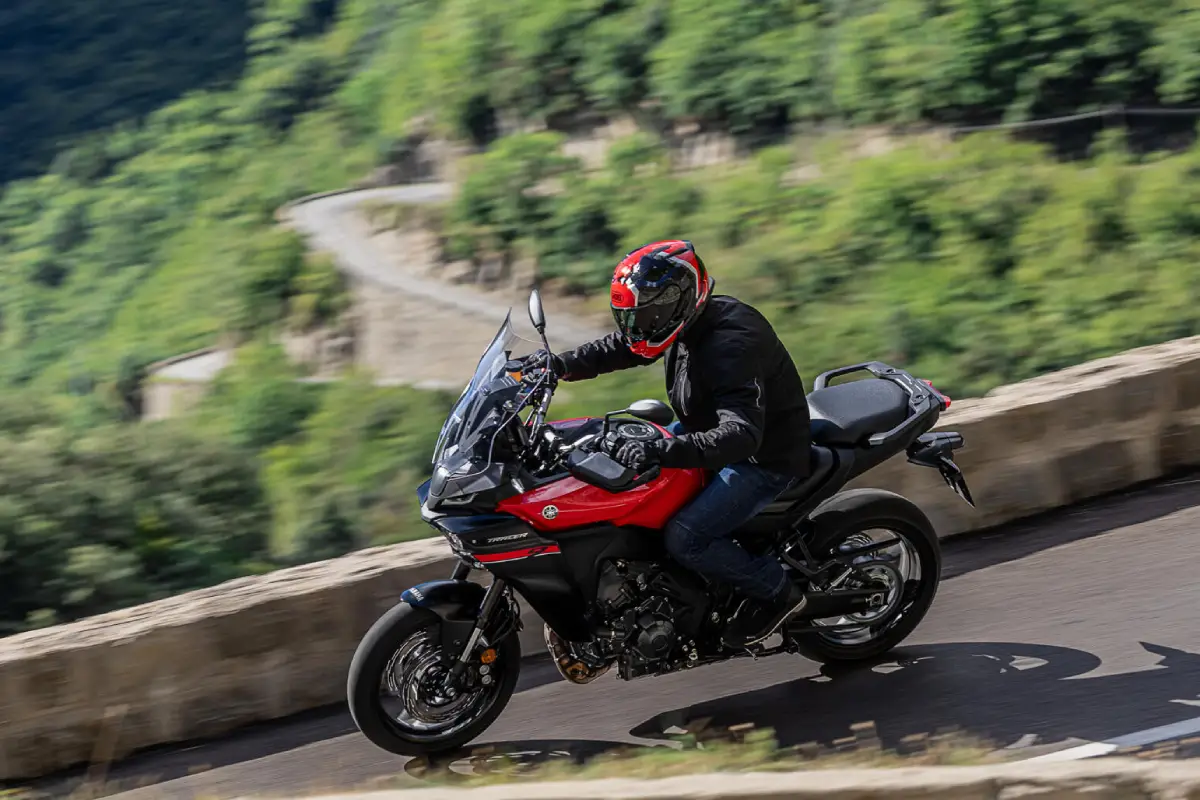 ¿Has comprado una Yamaha de segunda mano? Ahora puedes hacerle una diagnosis gratis 1 Yamaha Tracer 9 roja circulando por una carretera de montaña