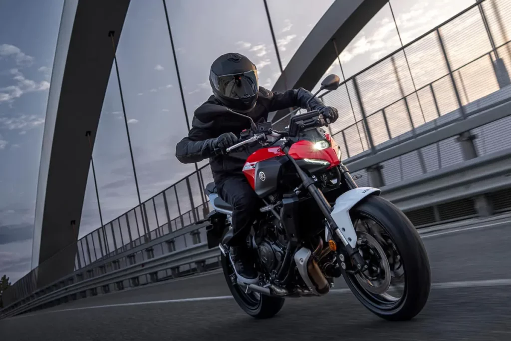 Yamaha MT-07 2027 con decoración Redline circulando sobre un puente