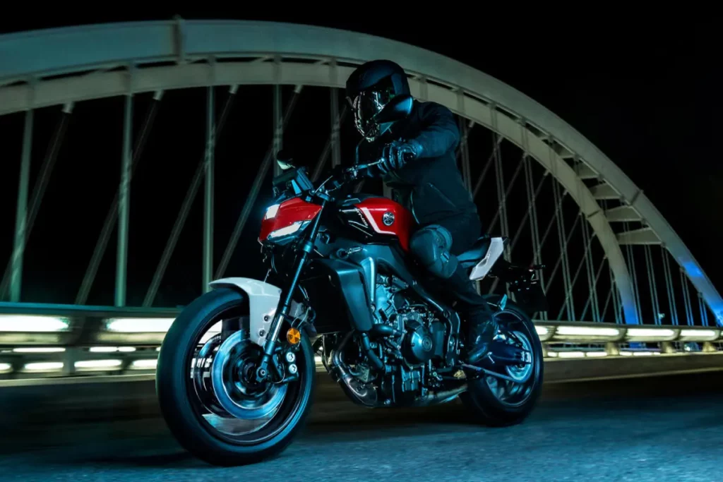 Yamaha MT-09 2027 con decoración Redline circulando de noche