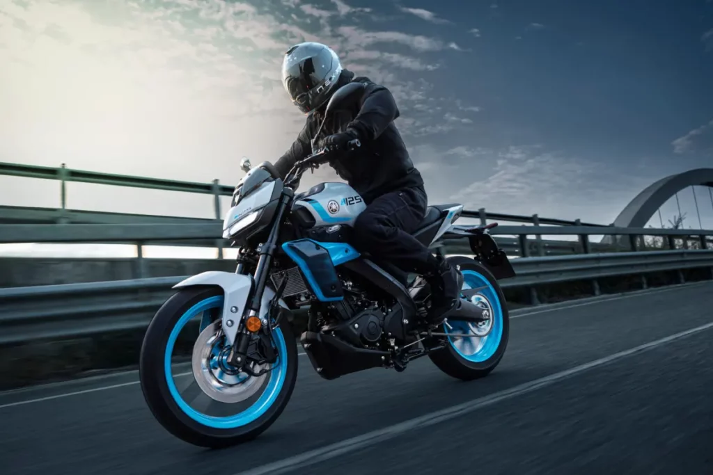 Yamaha MT-125 2027 en color Ice Storm circulando por carretera