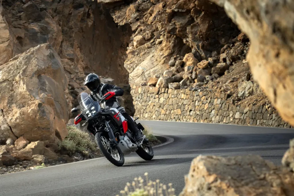 ¿Has comprado una Yamaha de segunda mano? Ahora puedes hacerle una diagnosis gratis 2 Yamaha Ténéré 700 circulando por una carretera de montaña